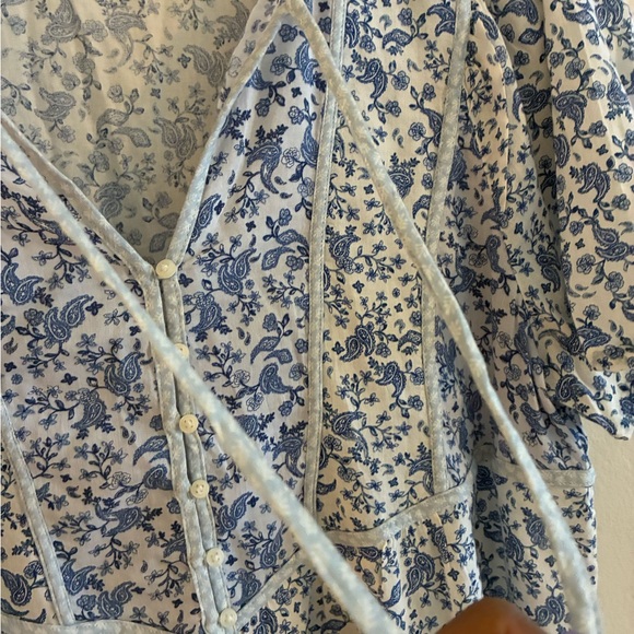 Old Navy Floral Blue Women's Top - Picture 3 of 5